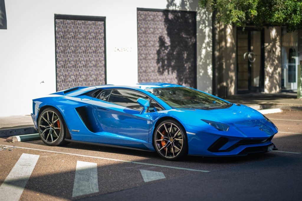 lamborghini-revuelto-vs-aventador-in-blue
