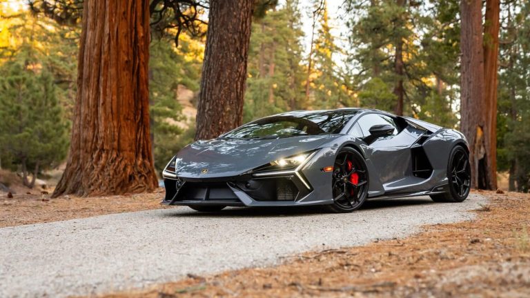 Lamborghini-revuelto-vs-aventador