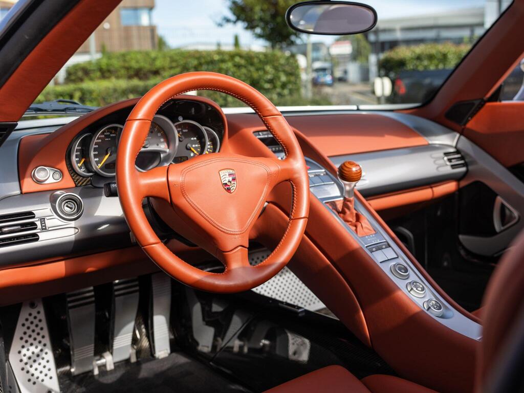 Porsche-carrera-gt-interior
